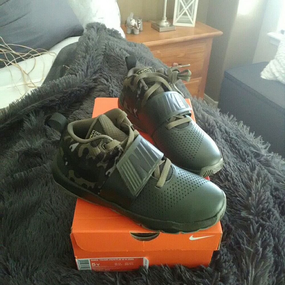Boys Nike Shoes (big boys sz 5)